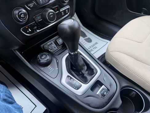 Used 2015 Jeep Cherokee Latitude w/ Cold Weather Group AWD/4WD image 17