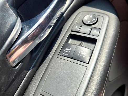 Used 2013 Dodge Grand Caravan SXT image 21