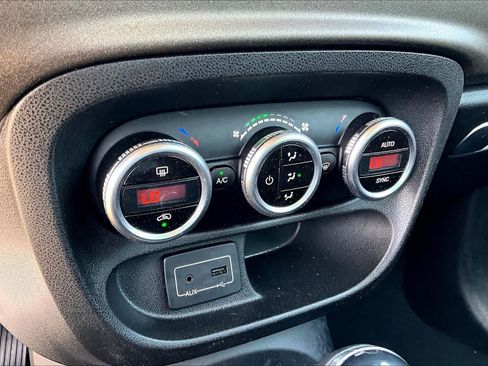 Used 2016 FIAT 500L Trekking FWD image 32