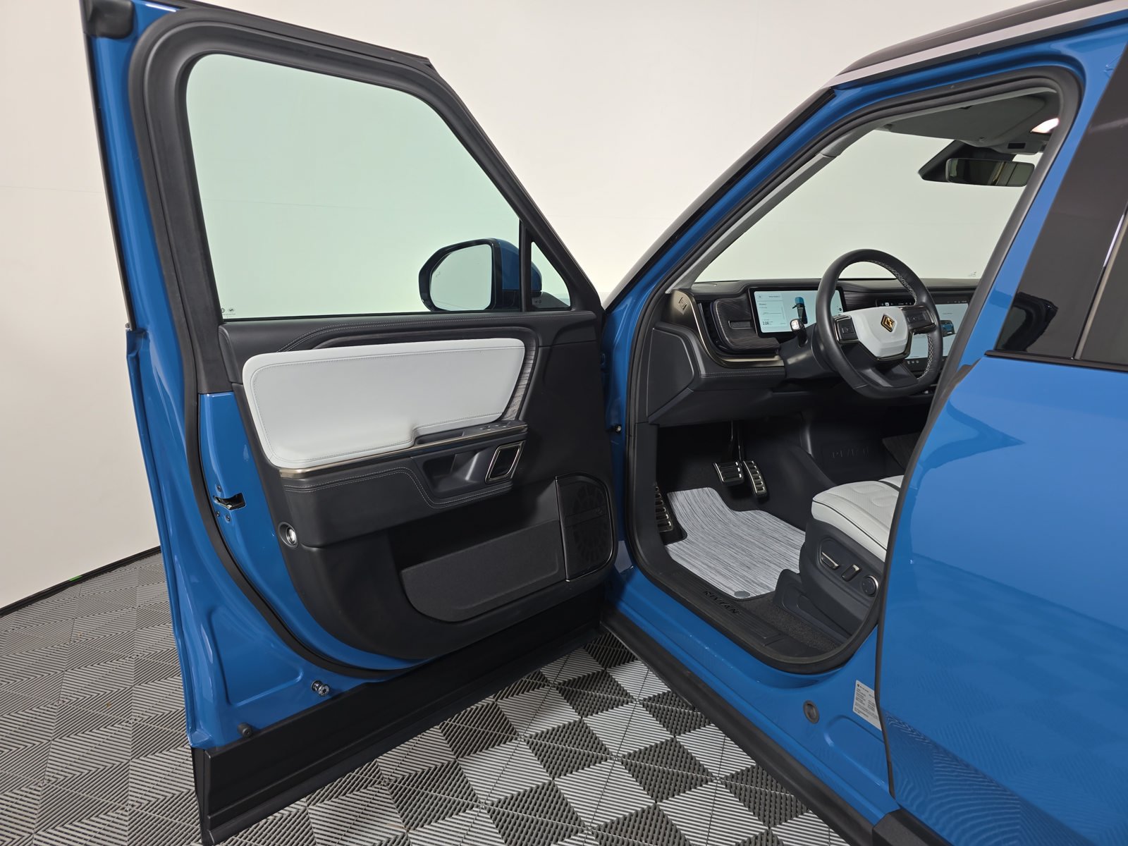 Used 2023 Rivian R1S Launch Edition Quad AWD/4WD image 16