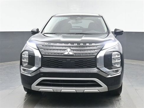 Used 2024 Mitsubishi Outlander SE image 3
