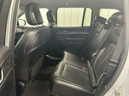 Used 2023 Jeep Grand Cherokee Limited image 17
