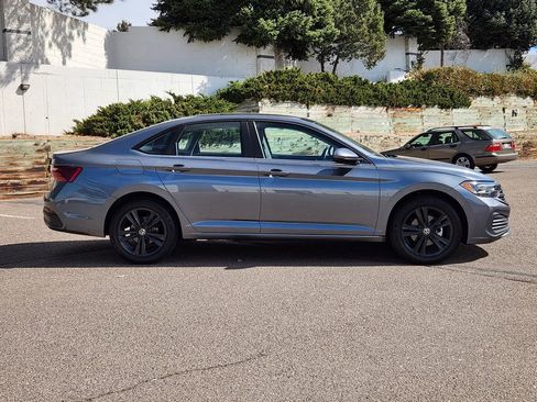 Certified 2023 Volkswagen Jetta SE w/ Panoramic Sunroof Package image 4