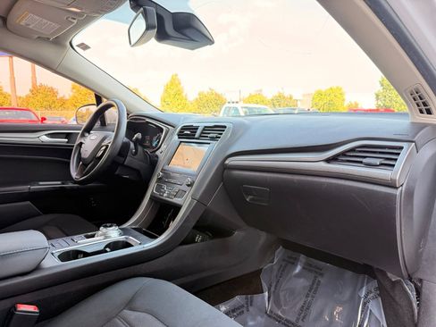 Used 2019 Ford Fusion SE FWD image 20