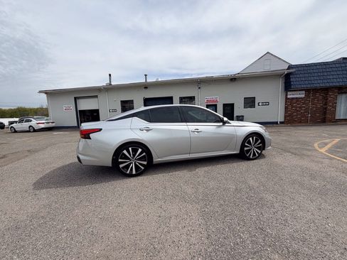 Used 2020 Nissan Altima 2.5 SL FWD image 39