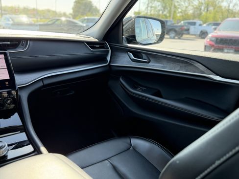 Used 2023 Jeep Grand Cherokee L Limited image 17