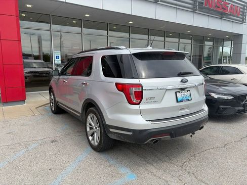 Used 2018 Ford Explorer Limited w/ Equipment Group 301A FWD image 2