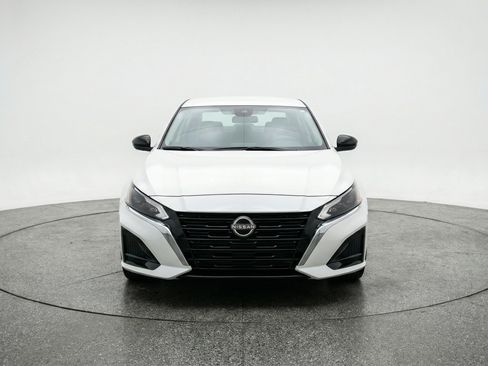 Used 2025 Nissan Altima 2.5 SV FWD image 2