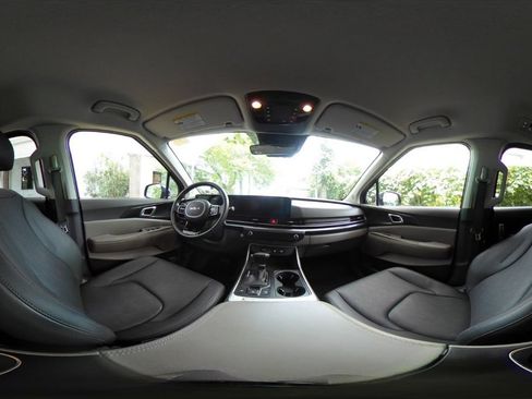 Used 2026 Kia Carnival FWD image 40