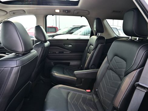 Certified 2024 Nissan Pathfinder Platinum AWD/4WD image 11