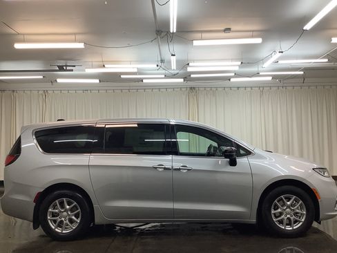 New 2026 Chrysler Pacifica Select FWD image 4