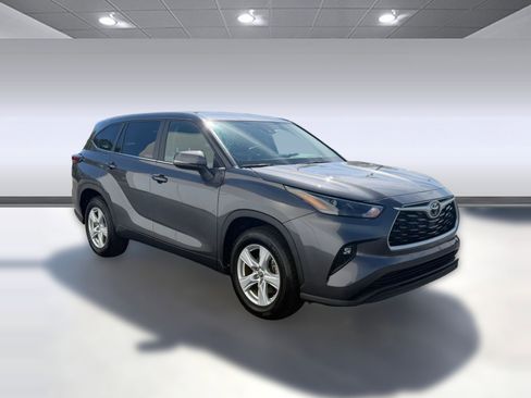 Used 2025 Toyota Highlander LE image 6