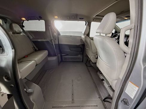 Used 2016 Toyota Sienna XLE FWD image 28