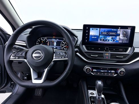 Used 2025 Nissan Altima 2.5 SR w/ SR Premium Package image 3