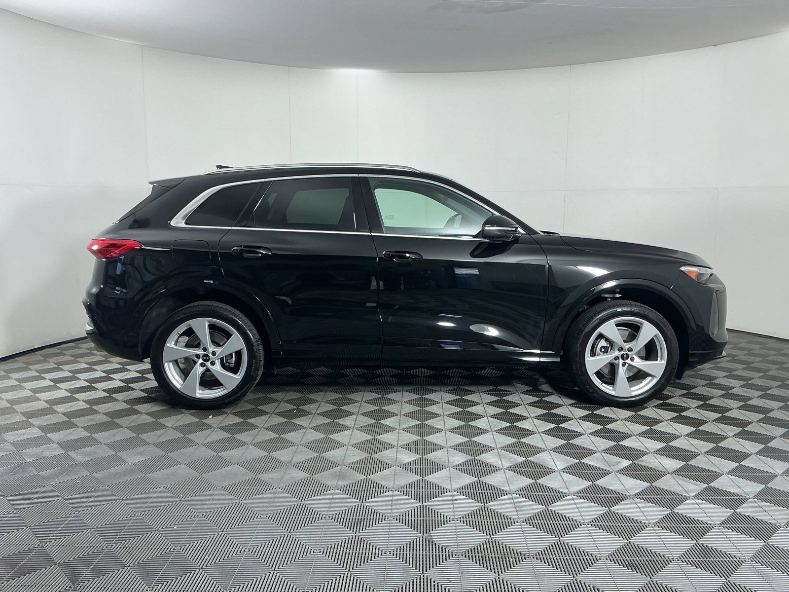 Used 2025 Audi Q5 Premium Plus w/ Premium Plus AWD/4WD image 9