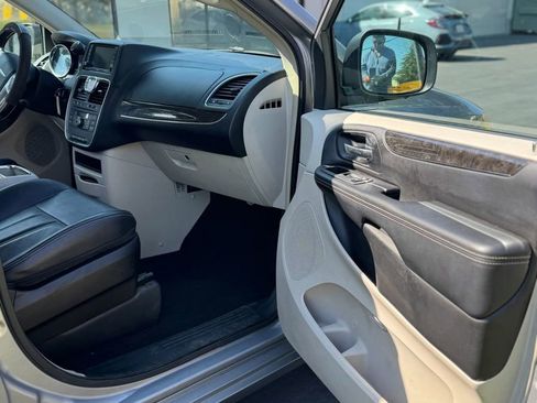 Used 2013 Chrysler Town & Country Touring image 18