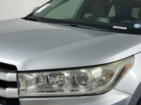 Used 2019 Toyota Highlander XLE FWD image 11