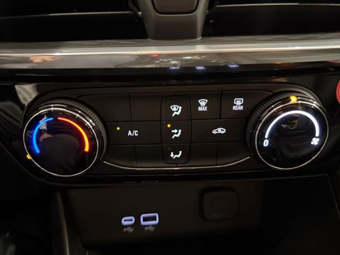 Used 2024 Buick Encore GX Sport Touring FWD image 19