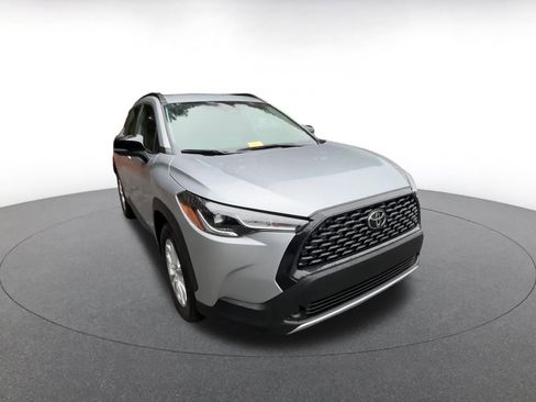 Used 2025 Toyota Corolla Cross LE image 3