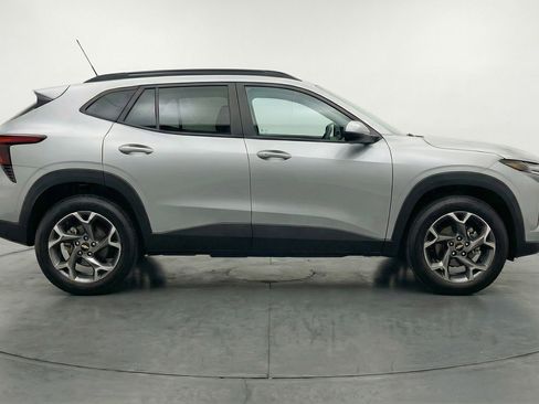 Used 2025 Chevrolet Trax LT FWD image 11