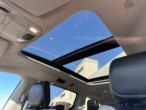 Used 2023 Chrysler Pacifica Touring-L w/ Uconnect Theater Family Group image 26