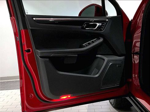 Used 2025 Porsche Macan image 26