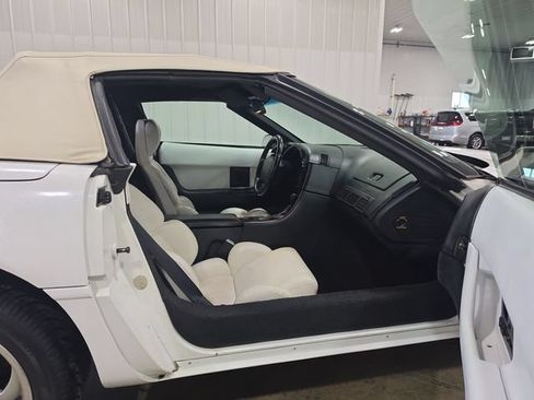 Used 1992 Chevrolet Corvette Convertible RWD image 24