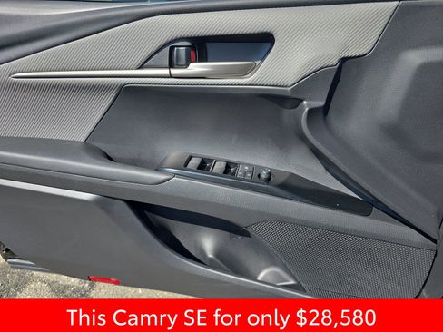 Used 2025 Toyota Camry SE w/ Convenience Package image 33