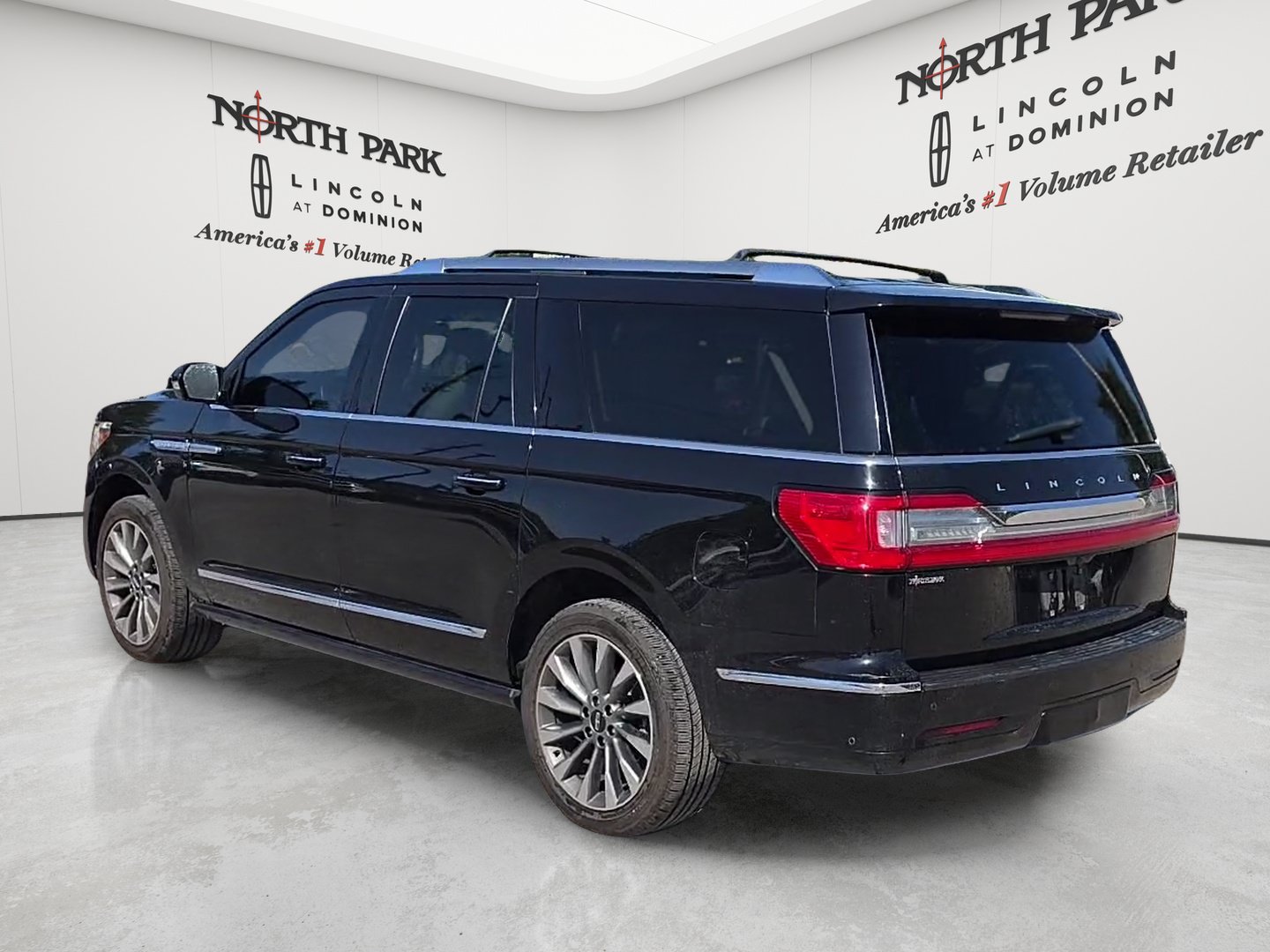 Used 2020 Lincoln Navigator L Reserve w/ Luxury Package AWD/4WD image 3
