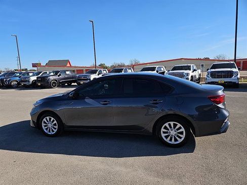 Used 2022 Kia Forte FE image 2