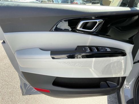 Used 2024 Kia Carnival EX image 17