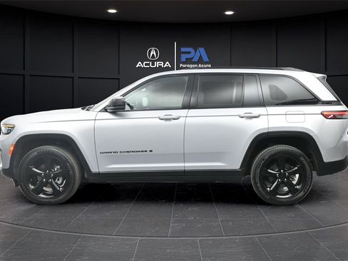 Used 2025 Jeep Grand Cherokee Altitude AWD/4WD image 23