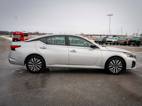 Used 2024 Nissan Altima 2.5 SV image 5