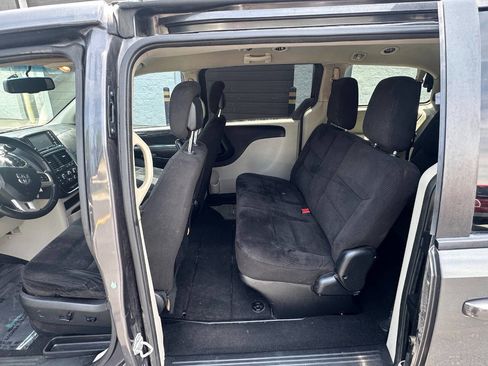 Used 2017 Dodge Grand Caravan SE w/ UConnect Hands-Free Group FWD image 16
