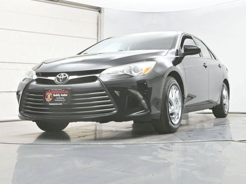 Used 2015 Toyota Camry LE image 25
