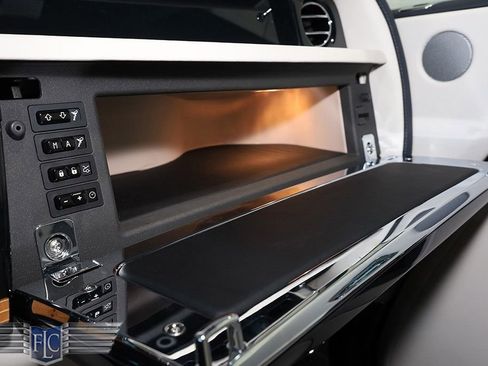 Used 2017 Rolls-Royce Phantom Drophead Coupe image 40