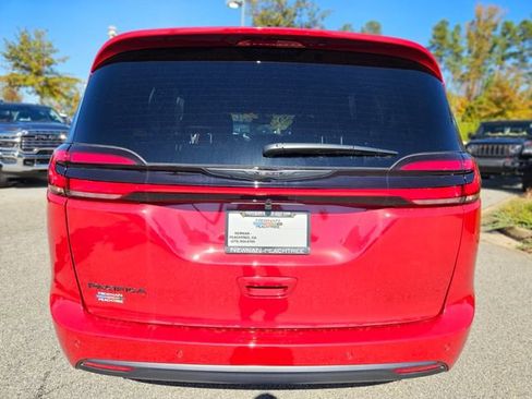 New 2026 Chrysler Pacifica Select image 4