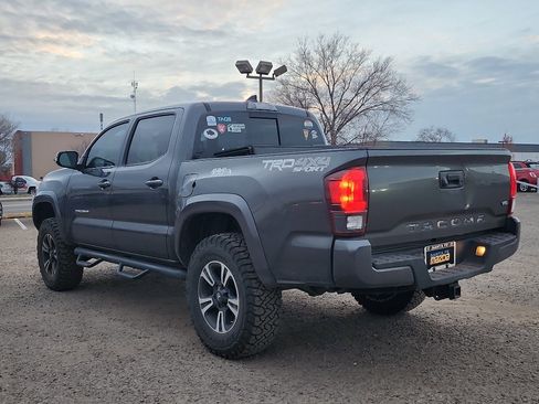 Used 2018 Toyota Tacoma TRD Sport image 9