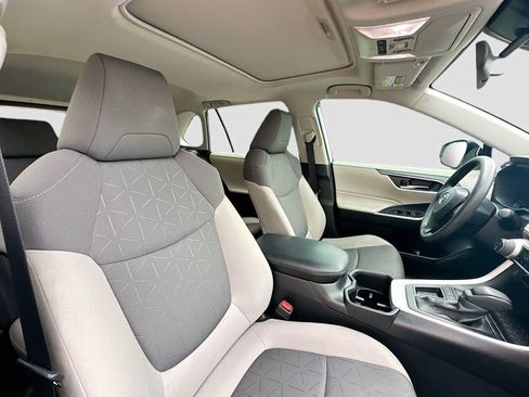 Used 2022 Toyota RAV4 XLE w/ Convenience Package FWD image 31