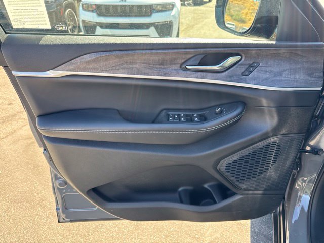 New 2027 Jeep Grand Cherokee L Limited w/ Limited Altitude Package RWD image 9
