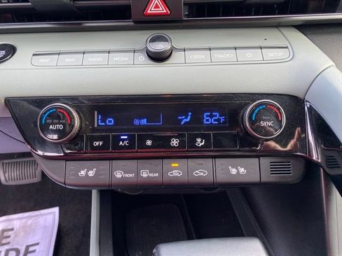 Used 2025 Hyundai Elantra Limited FWD image 14