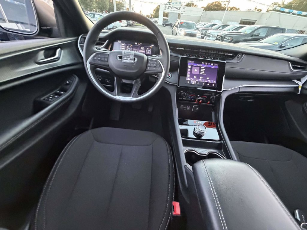 Used 2025 Jeep Grand Cherokee Laredo X AWD/4WD image 22