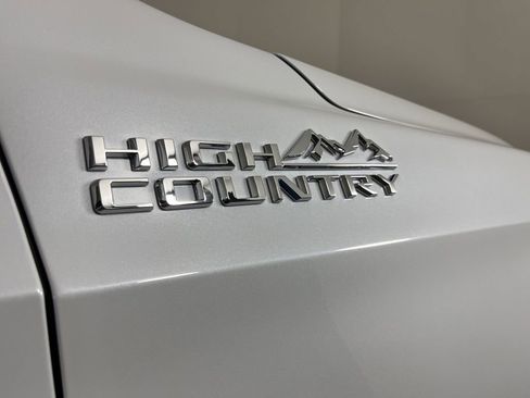 New 2026 Chevrolet Suburban High Country image 4