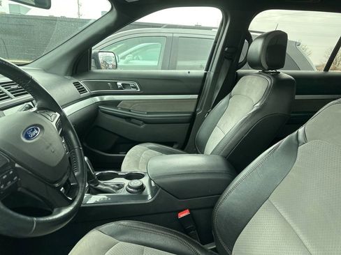 Used 2017 Ford Explorer XLT w/ Equipment Group 202A image 18