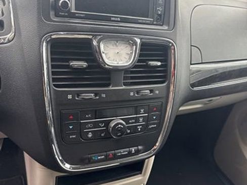 Used 2016 Chrysler Town & Country Touring w/ Driver Convenience Group image 9