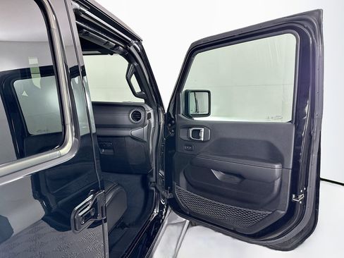 Used 2022 Jeep Wrangler Sahara image 30