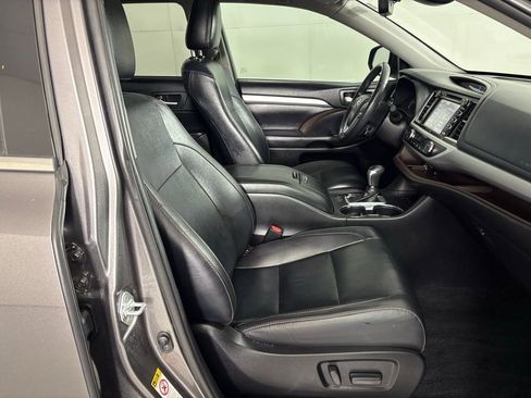 Used 2019 Toyota Highlander XLE image 41