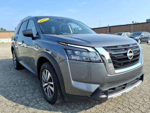 Used 2025 Nissan Pathfinder SL AWD/4WD image 3