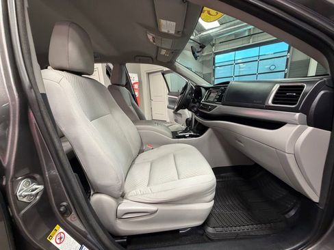 Used 2015 Toyota Highlander LE AWD/4WD image 39
