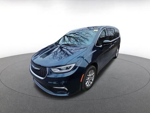 Used 2025 Chrysler Pacifica Select image 3